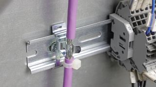 Die SKL-Schirmklammern von Icotek sind wartungsfrei und in vielen Montagevarianten erhältlich, unter anderem für Hutschienen in Schaltschränken. (Bild: Icotek)