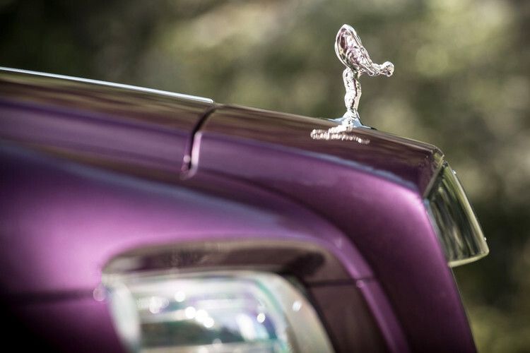 Bei Volllast hebt sich die „Spirit of Ecstasy“ (so heißt die im Volksmund „Emily“ genannte Kühlerfigur offiziell) sanft in den Wind. (Foto: Rolls-Royce)