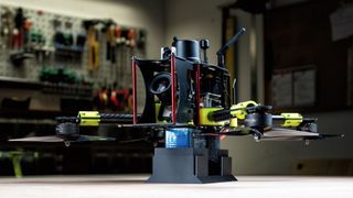 Eine Abfangdrohne wie diese kann eingesetzt werden, um unerwünschte Drohnen unschädlich zu machen. (Bild: Modell einer Abfangdrohne  / DLR / CC BY 3.0 / dlr.de)