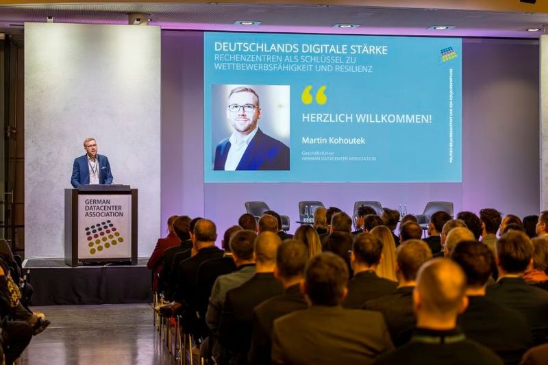 Martin Kohoutek (Geschäftsführer GDA) setzt in der Eröffnungsrede des Auftakts ambitionierte Ziele: Aus Worten sollen Entscheidungen werden. (Bild: GDA)