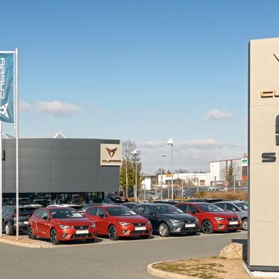 Die Motor-Nützel-Gruppe, im Bild der Firmensitz in Bayreuth, investiert in den Vertrieb von Cupra und Seat durch die Übernahme von vier Betrieben. (Bild: Motor-Nützel-Gruppe)