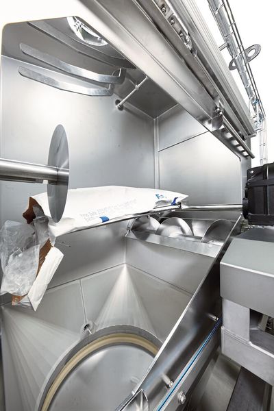 So funktioniert das automatisierte Öffnen, Entleeren und Entsorgen der genutzten Säcke in der Sackaufgabe-Station. (Bild: Fotoatelier Bernhard e.K., Hardheim / AZO)