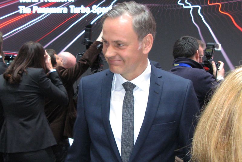 Auch Porsche-Chef Oliver Blume mischte sich unter die Journalisten auf der Messe. (Seyerlein/»kfz-betrieb«)