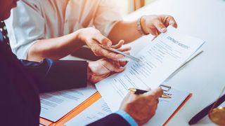 Als leitender Angestellter gibt es bei Vertragsverhandlungen ein paar Besonderheiten. Es kann auch sinnvoll sein, einen Anwalt hinzuzuziehen. (Bild: ©makibestphoto - stock.adobe.com)