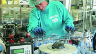 Die Etikettiermaschine kann bis zu 500 Pens pro Minute etikettieren. Dabei werden diese Etiketten online mit variablen Daten bedruckt. (Bilder: Sanofi-Aventis) (Archiv: Vogel Business Media)