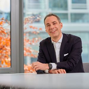 Cedrik Neike, CEO von Digital Industries und Mitglied des Vorstandes der Siemens AG: „Wir sind stolz darauf, dass sich OP Mobility für Siemens Xcelerator entschieden hat, um seine ehrgeizigen Ziele der digitalen Transformation zu erreichen.“(Bild:  Siemens)