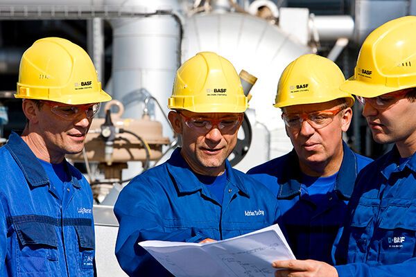 Anfang März sorgte eine Meldung für Aufregung, wonach BASF über ein Gegenangebot für Dupont nachdenkt. Experten bezweifeln jedoch die Erfolgschancen einer solchen Offerte. Zum einen passen Dow Chemical und Dupont nach Meinung des US-Analysten Jeremy Redenius besser zusammen und auch die Synergien dürften bei den beiden US-Konzernen höher sein. Zum anderen ist BASF Unternehmenschef Kurt Bock in seiner bisherigen Amtszeit eher durch moderate Zukäufe in Erscheinung getreten.  (Bild: BASF)