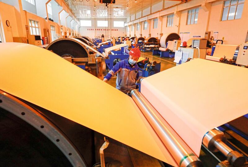 Arbeiter an einer Produktionslinie für Kupferfolie für elektronische Lithiumbatterien in der Provinz Jiangxi. (Bild: Teledyne Dalsa)