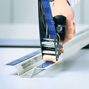 Das zweischichtige Produkt hat einen asymmetrischen Aufbau und ist auf einer Seite mit einem Klebstoff, extra für niederenergetische Oberflächen ausgestattet.