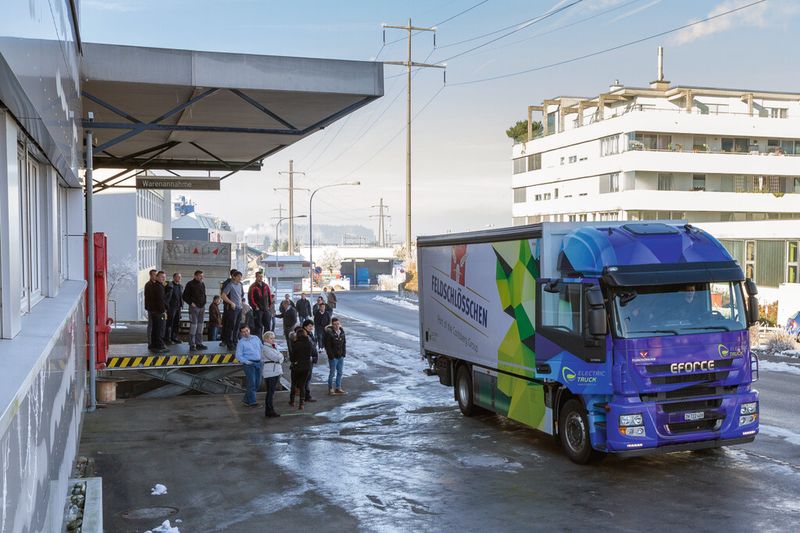 Schaltag-Mitarbeitende: Alle wollen auf eine Testfahrt mit. (Bild: Tobi Stiller)