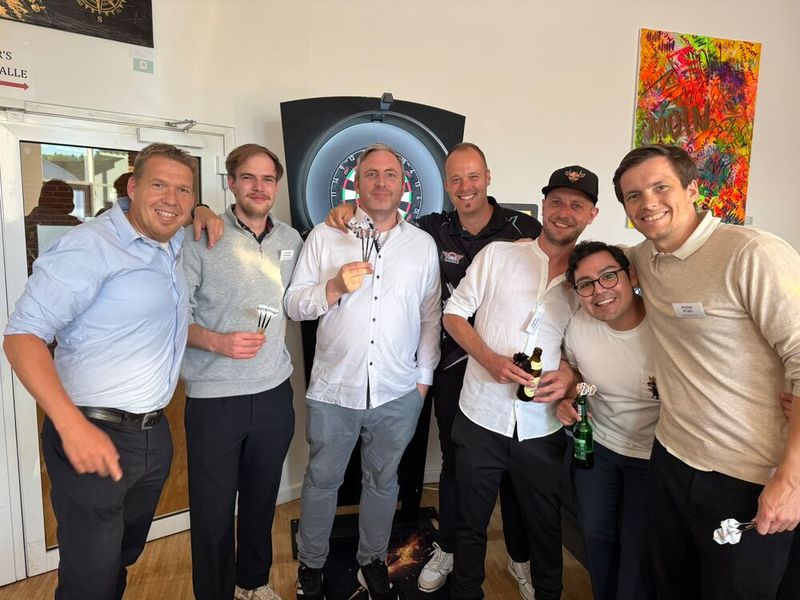 (v. l.) Matthias Pohl (Avara), Konstantin Loy (Backofficedigital), Jens Breiden (ITZ), Profi Max, Stefan Gebauer (M-Medientechnik), Manuel Padilla-Martinez (Solum) und Malte Pfahl (Backofficedigital) freuen sich schon auf das nächste Dart-Event mit Solum. Geplant ist der Oktober in München. (Bild: Solum)