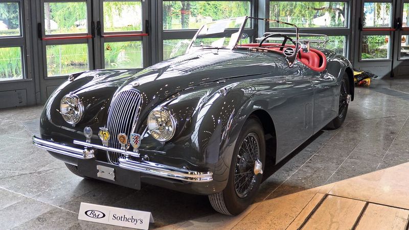 Dieser Jaguar XK 120 Roadster aus dem Jahr 1952, der zuerst im Besitz der Hollywood-Ikone Clark Gable war und von ihm gefahren wurde, erzielte einen stattlichen Preis von 387.500 Euro. Gable war ein Fan des XK 120, von dem er mindestens zwei Exemplare besaß. Der zunächst als „MDU 420“ registrierte Wagen mit der Fahrgestellnummer 672282 war in der atemberaubenden Farbkombination „Schlachtschiff Grau“ mit roter Innenausstattung gehalten und wurde bei einer viel beachteten Übergabe am Set des Films  „Never Let Me Go“  in Cornwall an Gable übergeben. Gables Vorliebe für sportliche Aktivitäten macht es passend, dass sein XK 120 mit wettkampforientierten Upgrades wie Drahtspeichenrädern und Motorhaubenjalousien ausgestattet war, während ein Wunsch nach einem maßgeschneiderten Gepäckträger für seine Golfschläger vom Werk erfüllt wurde. (Bild: Classic Analytics)