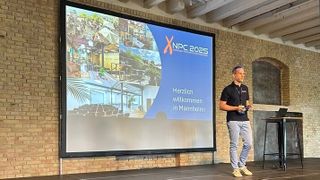 Verbund-Geschäftsführer Christian Weiss begrüßt die Anwesenden der Nordanex Partner Convention und eröffnet damit das Event.  (Bild: Vogel IT-Medien)