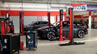 Die Werkstatt von Reifen Glatt ist hell, sauber und modern ausgestattet.  (Bild: Schreiner – VCG)