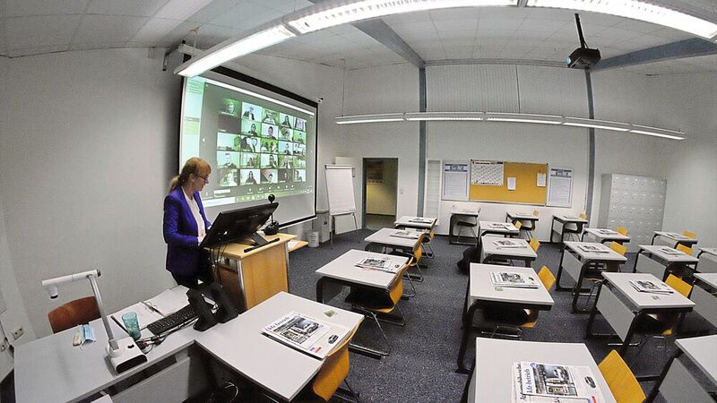 Silvia Gerl unterrichtet digital aus dem leeren Klassenraum.  (Bild: Zietz/»kfz-betrieb«)