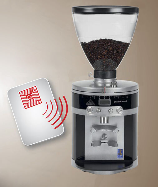 Gastronomie-Kaffeemühle, die per RFID-Card mit Vermahlungs-Guthaben geladen werden kann. (Bild: Smart-Tec)