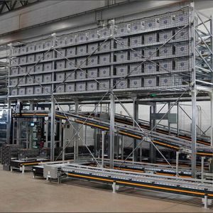 Dematic bietet bereits Micro-Fulfillment-Lösungen für den Omni-Channel-Vertrieb in kompakter Bauweise an, mit denen sich Aufträge innerhalb einer Stunde vollautomatisch zusammenstellen lassen und die zum Beispiel an die Rückseite eines Einzelhandelsgeschäfts passen. (Bild:  Dematic)