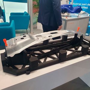 Ein Anwendungsbeispiel für den Großformat-3D-Druck mit Leichtbaueffekt bei Herrmann Additive ist diese Messaufnahme für den Automotive-Sektor. Der Werker kann sie jetzt problemlos unterm Arm tragen. Zuvor war ein Kran nötig.(Bild:  Herrmann Additive)