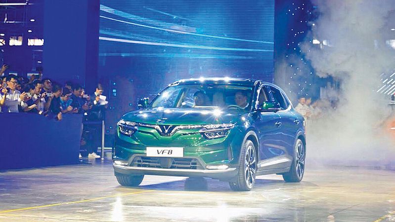 Vinfast hat die ersten Modelle des VF 8 mit einer großen Show an Kunden übergeben. (Bild:  Vinfast)