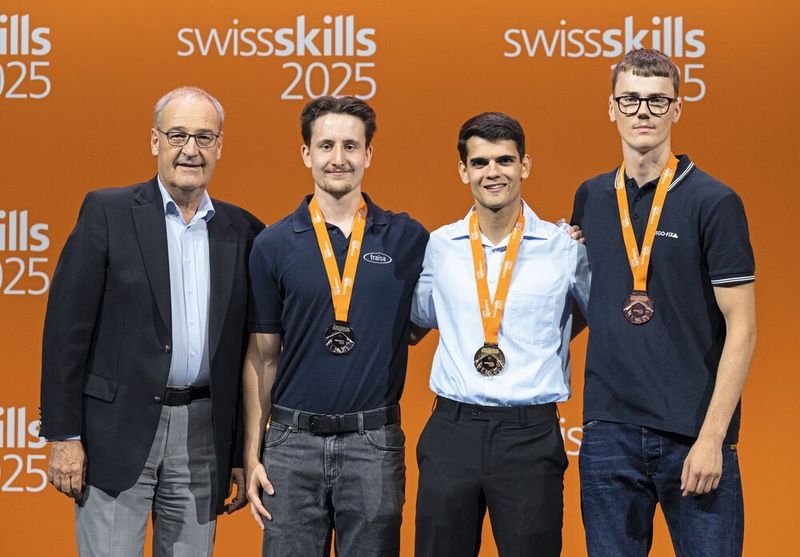 Bundesrat Guy Parmelin mit den Siegern im Bereich «Polymechaniker CNC Fräsen»: Gold ging an Manuel Nussbaumer (Bucher Hydraulics AG, Mitte), Silber an Nico Jonas Känzig (Fraisa SA, links) und Bronze an Aaron Bucher (Rego-Fix AG, rechts) ... (Bild: Manu Friedrich)