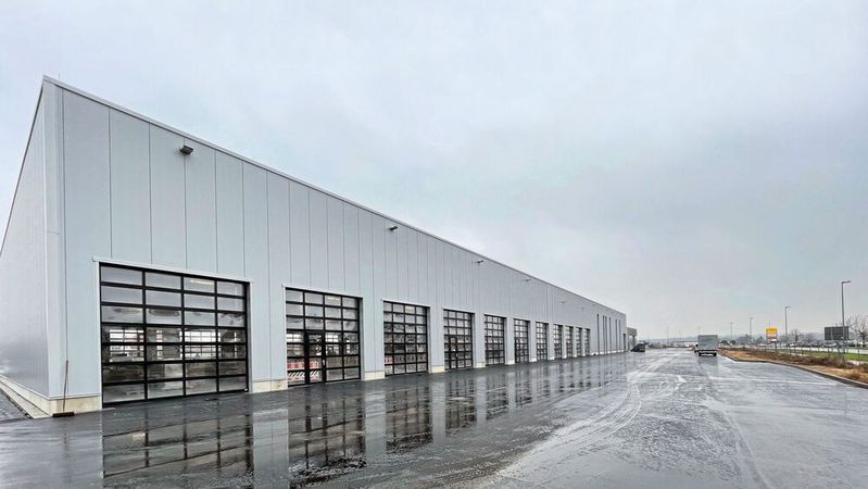 In Büttelborn baut das Autohaus Kunzmann derzeit einen neuen Servicestandort für Pkw und Nutzfahrzeuge. Er soll den Slogan „Kunzmann – die neue Servicedimension“ in Größe und Qualität widerspiegeln. In Büttelborn baut das Autohaus Kunzmann derzeit einen neuen Servicestandort für Pkw und Nutzfahrzeuge. Er soll den Slogan „Kunzmann – die neue Servicedimension“ in Größe und Qualität widerspiegeln.
