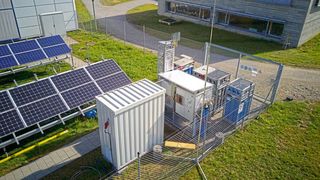  Mit Power-to-Gas-Anlagen, wie diesem Methanisierer, läst sich Ökostrom in andere, leichter speicherbare Energieträger umwandeln. (Michael Heberl, OTH Regensburg)