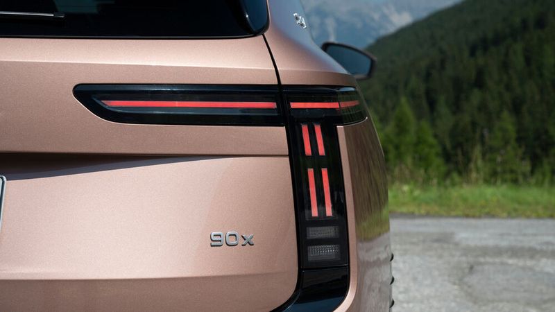Die Lichtgrafik am Skoda Peaq ist T-förmig und auffällig. (Bild: Skoda)
