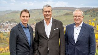 V. l.: Die geschäftsführenden Gesellschafter Peter Schloz, Marcus Lorinser und Ludger Wendeler stehen an der Spitze von Burger Schloz Automobile. (Bild: Burger Schloz)