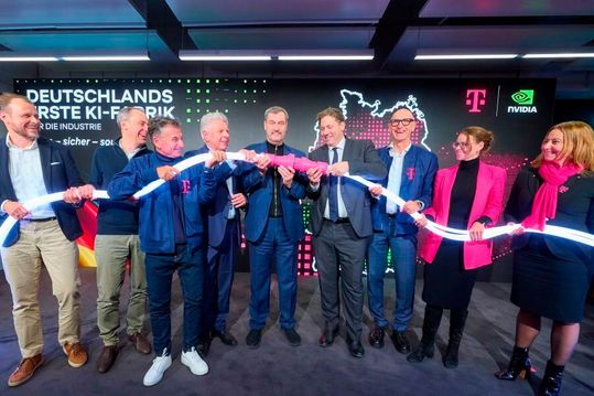 Historischer Moment in München: Umrahmt von T-Systems CEO Ferri Abolhassan (3.v.l.) und Telekom-Chef Tim Höttges (3.v.r.) nehmen Dieter Reiter (OB München), Markus Söder (Ministerpräsident Bayern) und Lars Klingbeil (Bundesfinanzminister) Deutschlands erste KI-Fabrik ans Netz. (Bild:  Deutsche Telekom AG / Cindy Albrecht / Robert Dieth)