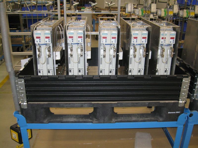 Für den internen Materialtransport sind die Module für die Schaltschrankmontage sicher innerhalb des Aufsatzrahmens verstaut. Bild: Schoeller Arca Systems (Archiv: Vogel Business Media)