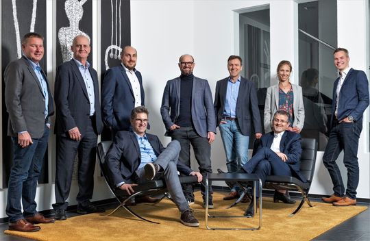 Von links oben nach rechts unten: Horst Sälzle (Head of Engineering & Services), Jürgen Hoffmann (Head of Sales Force), Markus Liebhardt (Head of Finance Management), Florian Beer (General Manager), Gerald Prinzing (Head of Internal Sales & KAM), Tanja Fröhlich (Head of Human Resources), Matthias Volz (Head of Product Management), Jürgen Steiner (Head of Operations Site Velbert), Isa Güzel (Head of Supply Chain Management).(Bild:  KVT-Fastening)