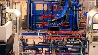 Leoni fertigt seit dem Jahr 2015 Stromschienen, so genannte Busbars, vollautomatisch. (Leoni)