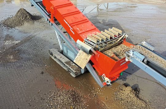 Das neu konstruierte Bürstenband gewährleistet den kontinuierlichen  Austrag der abgeschiedenen Leichtstoffe.(Bild:  Moerschen Mobile Aufbereitung)