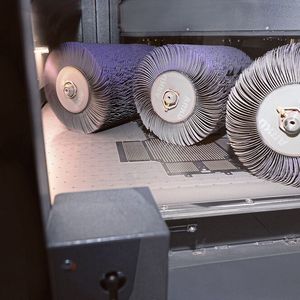 Dank des mit Bürsten bestückten Rotors erreicht der Edge Breaker 6000 eine besonders gleichmäßige Kantenverrundung. Das liegt daran, dass die Bürsten immer aus einer unterschiedlichen Richtung auf das Blech treffen.(Bild:  Arku)