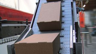 Erweitert hat Habasit nun sein Portfolio mit Wellkantenriemen, die als Kartonagenaufsteller dienen. Die Beschichtung aus einem PU-Schaum soll für sichere Griffigkeit bei sensiblem Druckverhalten sorgen.  (Habasit)