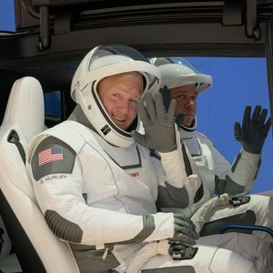 Freuen sich auf den Flug: Im „Crew Dragon“ sollen die Nasa-Astronauten Robert Behnken (49) und Douglas Hurley (53) sitzen, beide Veteranen des Space-Shuttle-Programms.(Bild:  NASA)