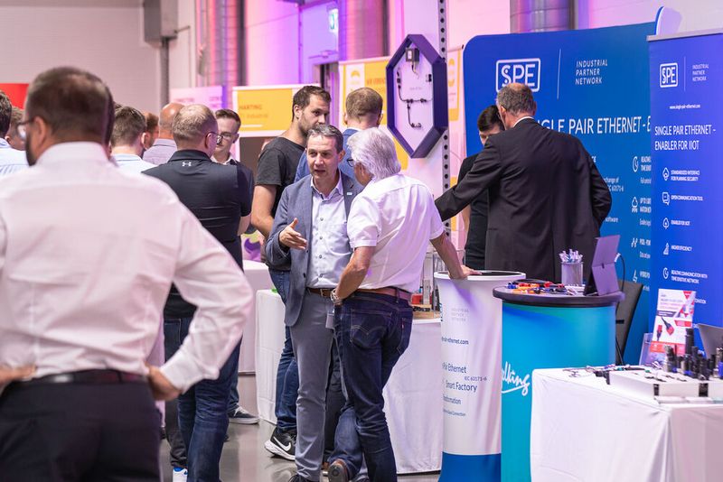 16. Anwenderkongress Steckverbinder: Der SPE-Tag am 4. Juli 2022 zog wieder viele interessierte Zuhörer an. Abgedeckt wurden fast alle Themen im Bereich Single Pair Ethernet vom Standard über das Marktpotenzial, Rückwärtskompatibilität, Schirmung, Messtechnik bis hin zum neuen Standard SPE M12 Hybrid. (Bild: Elektronikpraxis)
