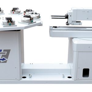 Der geringe Stellflächenbedarf ohne Umhausung, die einfache bedienerfreundliche Funktionsweise und die Möglichkeit, die Maschine weiterhin manuell zu bedienen, sind Vorzüge des patentierten Werkzeugspeicher-Systems. 