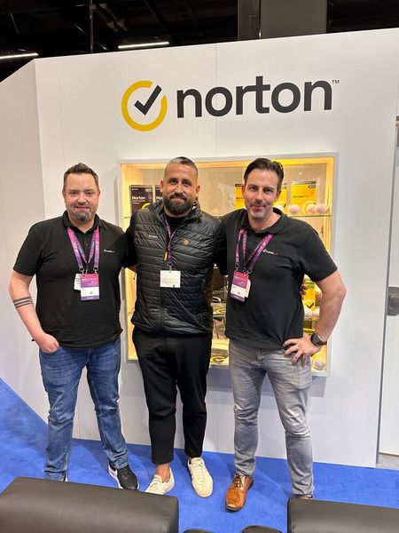 Oktay Cayiroglu (Norton) mit Kai Lehmann (l.) und Michael Kiebel (kiebel.de) setzen immer auf Sicherheit. (Bild: Vogel IT-Medien GmbH)