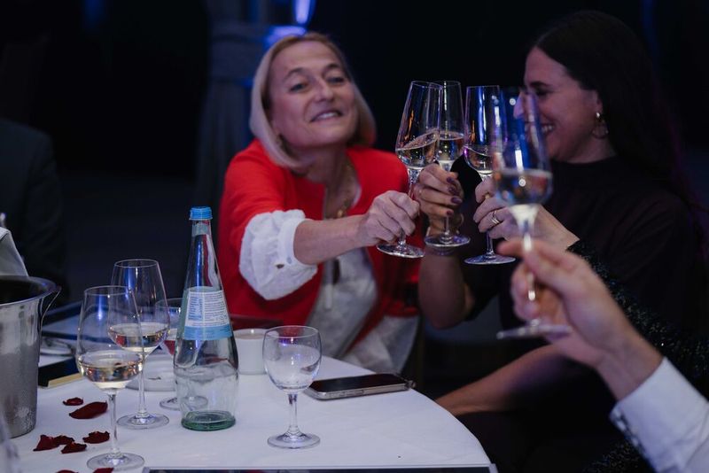 Heike Ludwig (Siemens) stößt mit ihren Tischnachbarn an. (Bild: Manuel Emme Fotografie)