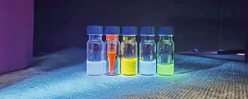 Lumineszenz-Farbstoffe leuchten unter UV-Licht. Eine neue Methode soll hingegen ausschließlich erfolgreich markierte Biomoleküle leuchten lassen.(Bild:  Dongchen Du)