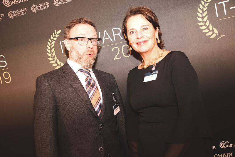 Die Überraschung kommt noch: Sascha Giese und Evelyn Seeger (beide SolarWinds). (Bild: artful rooms / VIT)