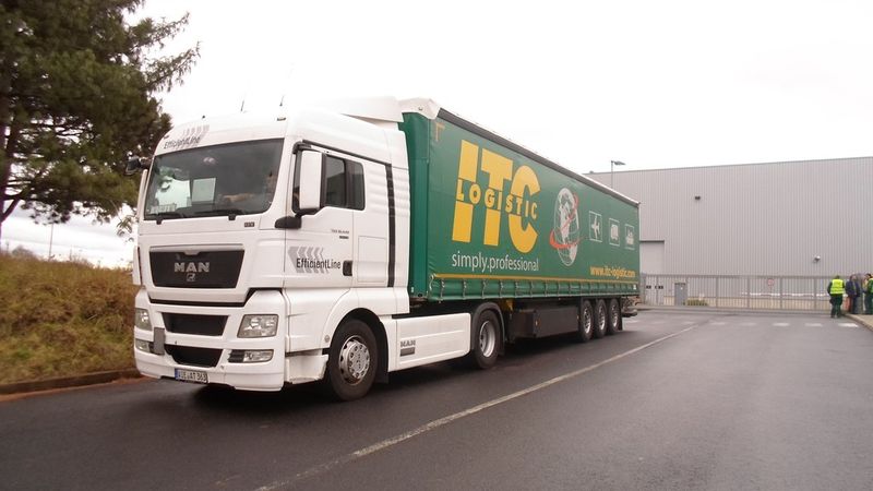 Lkw verlassen bereits das 72.000 m² große Areal und beliefern die Kunden des Logistikdienstleisters ITC. (Bild: ITC)