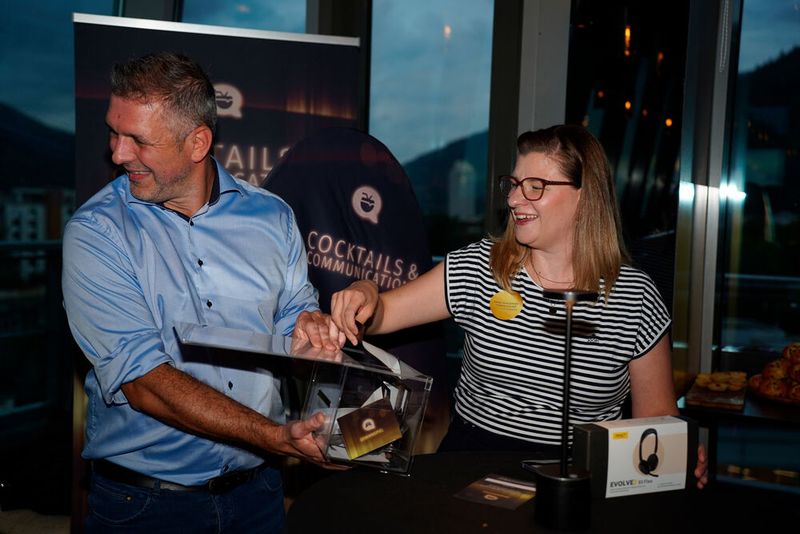 Wer ist der oder die Glückliche? Anna Schleipfer-Chakhchoukh und Oliver Nowak bei ihrem Einsatz als Glücks-Feen.  (Bild: C4B)