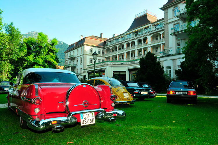 Beim Rallye-Stopp parken die Teilnehmer ihre Fahrzeuge im Hof des historischen  Wyndham Grand Hotels in Bad Reichenhall. (Zietz/»kfz-betrieb«)