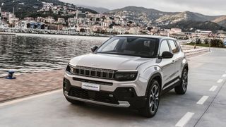 Zu den künftig 36 Baureihen mit dem neuen Stellantis-Hybridantrieb gehört auch der Jeep Avenger Hybrid. (Bild: Stellantis)