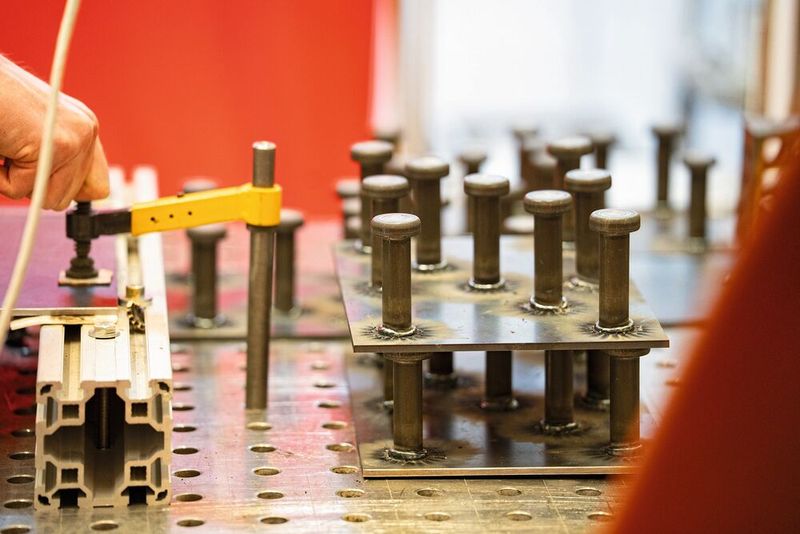 Vorbereitung der Versuche. Am Fachgebiet Fertigungstechnik an der TU Ilmenau entstanden Audioaufnahmen von Bolzenschweißprozessen für das spätere KI-Training. (Bild: Fraunhofer IDMT)