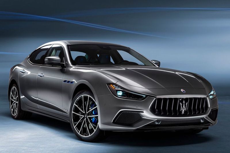 Im Oktober kommt der aufgefrischte Maserati Ghibli auch in einer Hybridversion auf den Markt. (Bild: Maserati)