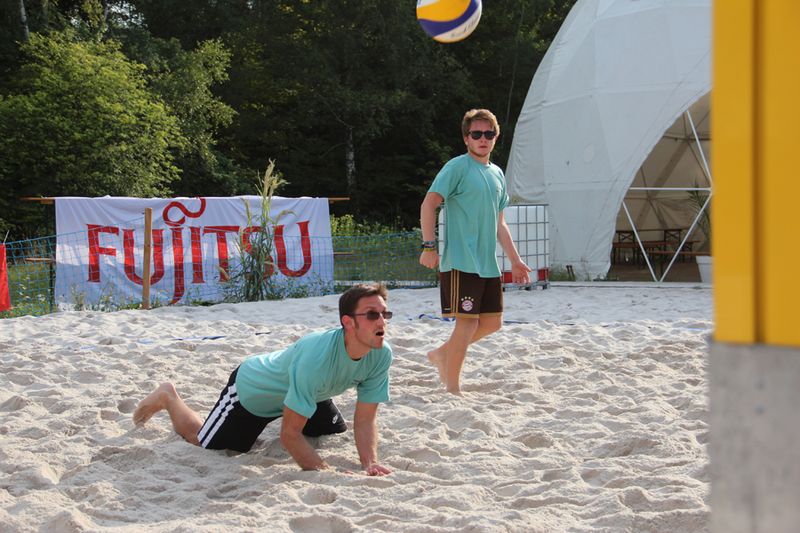 Stefan Jansen vom Augsburger Fujitsu-Team unterstützte nach Ausscheiden seines Teams die „Augsburger Giftzwerge“ der Vogel IT-Medien mit vollem Körpereinsatz. (Bild: Fujitsu)