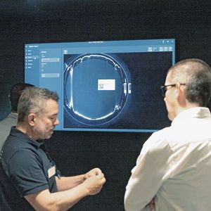 Die Fachbesucher konnten live erleben, wie «Digiinov Inspect» die Entwicklung, Steuerung und Nutzung produktionsspezifischer Vision-Anwendungen vereinfacht und beschleunigt.(Bild: L.E.S.S.)